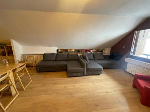 een woonkamer met een bank en een tafel bij Cervinia appartamento monolocale in Breuil-Cervinia