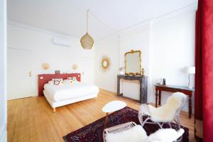 um quarto com uma cama, uma mesa e cadeiras em B&B La Maison Galiène em Bordeaux