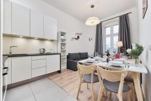 Kuchyňa alebo kuchynka v ubytovaní City Center Railway Station Apartment Piłsudskiego by Noclegi Renters