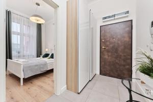 Posteľ alebo postele v izbe v ubytovaní City Center Railway Station Apartment Piłsudskiego by Noclegi Renters