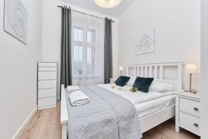 Posteľ alebo postele v izbe v ubytovaní City Center Railway Station Apartment Piłsudskiego by Noclegi Renters