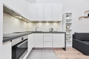 Kuchyňa alebo kuchynka v ubytovaní City Center Railway Station Apartment Piłsudskiego by Noclegi Renters