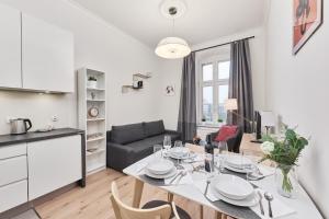 Kuchyňa alebo kuchynka v ubytovaní City Center Railway Station Apartment Piłsudskiego by Noclegi Renters