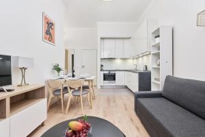 Kuchyňa alebo kuchynka v ubytovaní City Center Railway Station Apartment Piłsudskiego by Noclegi Renters