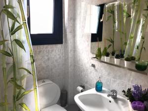 un bagno con un water e un lavandino di Minimal Resort with Pool in Siviri, 150m from the Sea a Siviri