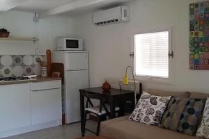 Casa Solara في زاهورا: مطبخ وغرفة معيشة مع أريكة وطاولة