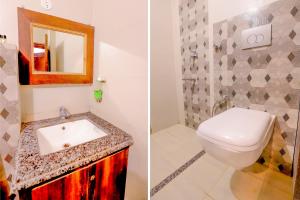y baño con lavabo, aseo y espejo. en Grey Castle - Hotel Near Haridwar Railway station, en Haridwar