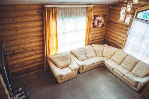 sala de estar con sofá y ventana en Dmitrov Golf Resort быв Сорочаны, en Kurovo