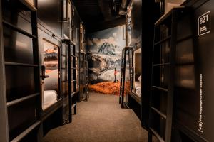 克洛滕Capsule Hotel - Zurich Airport的走廊上设有一张床的房间