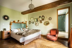 A bed or beds in a room at La Ferme d'Armenon