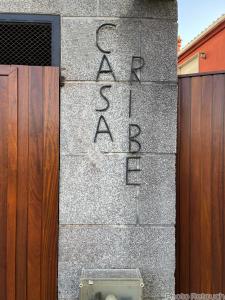 Una pared de piedra con las palabras come anarquía escrita en ella en Casa Ribe, en Tui