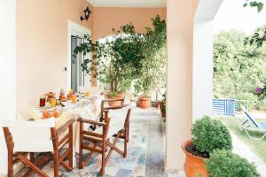 Zahrada ubytování Villa with Private Access to the Beach + 37 fotografií