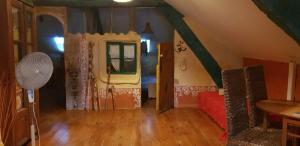 ein Wohnzimmer mit Dachschrägen und ein Zimmer mit einer Tür in der Unterkunft 2 jolies maisons atypiques, vue sur le lac de Bajamont in Bajamont