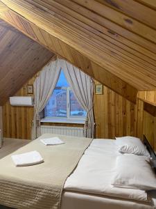Un pat sau paturi într-o cameră la Hotel in Kolomna
