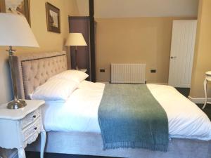A bed or beds in a room at The Coach House Apartment at Cefn Tilla Court, Usk