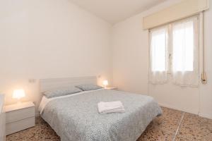 A bed or beds in a room at Appartamento Ospedale Civile 3 - F&L Apartment