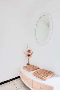 um quarto branco com um espelho e 2 almofadas em Lotus Oasis I Nature Experience em Torre