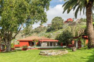 a house with a garden and a palm tree at El Jardín de Santa Bígida in Santa Brígida