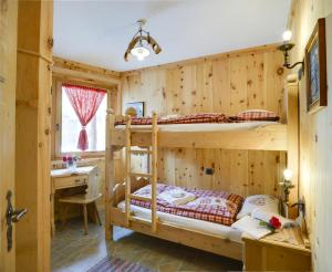 1 Schlafzimmer mit 2 Etagenbetten in einer Hütte in der Unterkunft Al Beltram in Livigno