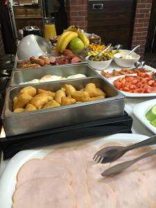 un buffet con muchos tipos diferentes de comida en una mesa en Семеен хотел Анна-Кристина, en Vidin