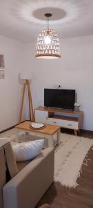 ein Wohnzimmer mit einem Sofa und einem Tisch in der Unterkunft Espacio arredondo castelar in Castelar