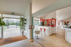 uma sala de estar com uma cozinha e uma área de refeições em Le Relais de Voisins em Voisins-le-Bretonneux