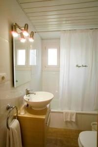 een witte badkamer met een wastafel en een douche bij MUR Bungalows Parque Romantico in Playa del Inglés