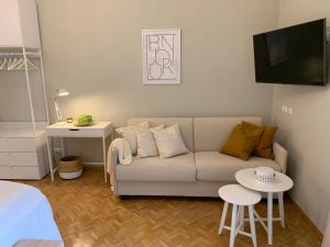 Seating area sa White Flat by GrazRentals with cool location & free parking