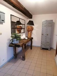 een kamer met een tafel met een spiegel en een lamp bij LOLA in Montigny-sur-Crécy
