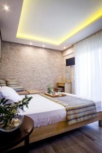- une chambre avec un grand lit dans l'établissement Luxury Villa Fotini, à Thasos