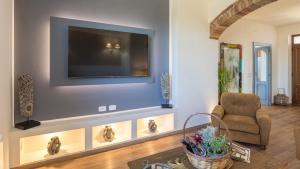 Televízia a/alebo spoločenská miestnosť v ubytovaní CASALE BELLA VITA 8&4, Emma Villas