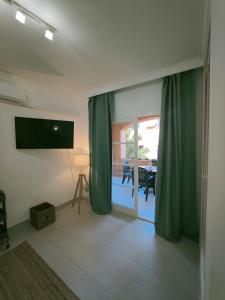 Televízia a/alebo spoločenská miestnosť v ubytovaní Sage Palm Apartment BY NAMASTE ELITE