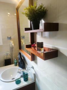 Kúpeľňa v ubytovaní Sage Palm Apartment BY NAMASTE ELITE