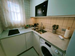 Kuchyňa alebo kuchynka v ubytovaní Sage Palm Apartment BY NAMASTE ELITE