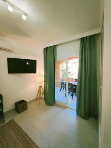 Televízia a/alebo spoločenská miestnosť v ubytovaní Sage Palm Apartment BY NAMASTE ELITE