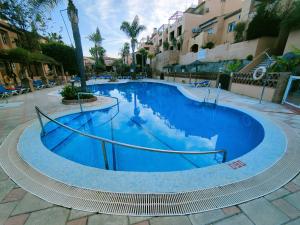 Bazén v ubytovaní Sage Palm Apartment BY NAMASTE ELITE alebo v jeho blízkosti