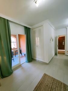 Posteľ alebo postele v izbe v ubytovaní Sage Palm Apartment BY NAMASTE ELITE