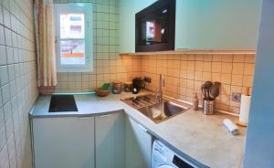 Kuchyňa alebo kuchynka v ubytovaní Sage Palm Apartment BY NAMASTE ELITE