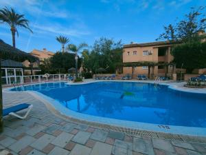 Bazén v ubytovaní Sage Palm Apartment BY NAMASTE ELITE alebo v jeho blízkosti