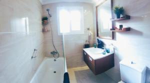Kúpeľňa v ubytovaní Sage Palm Apartment BY NAMASTE ELITE