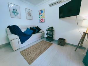 Televízia a/alebo spoločenská miestnosť v ubytovaní Sage Palm Apartment BY NAMASTE ELITE