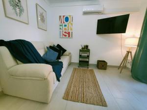 Televízia a/alebo spoločenská miestnosť v ubytovaní Sage Palm Apartment BY NAMASTE ELITE
