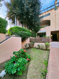 Vonkajšia záhrada v ubytovaní Sage Palm Apartment BY NAMASTE ELITE