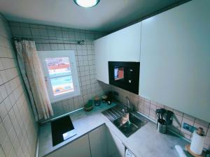 Kuchyňa alebo kuchynka v ubytovaní Sage Palm Apartment BY NAMASTE ELITE