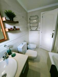 Kúpeľňa v ubytovaní Sage Palm Apartment BY NAMASTE ELITE