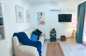 Televízia a/alebo spoločenská miestnosť v ubytovaní Sage Palm Apartment BY NAMASTE ELITE