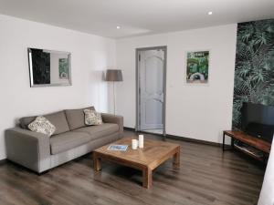een woonkamer met een bank en een salontafel bij Villa Coris in Draguignan