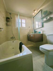 Kúpeľňa v ubytovaní Sage Palm Apartment BY NAMASTE ELITE