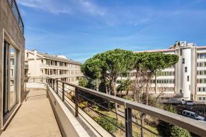 uma varanda com vista para alguns edifícios em Ginevra Palace Hotel em Roma