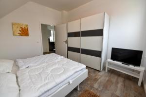 Cama ou camas em um quarto em "Villa Ebba" Appartement Brise2